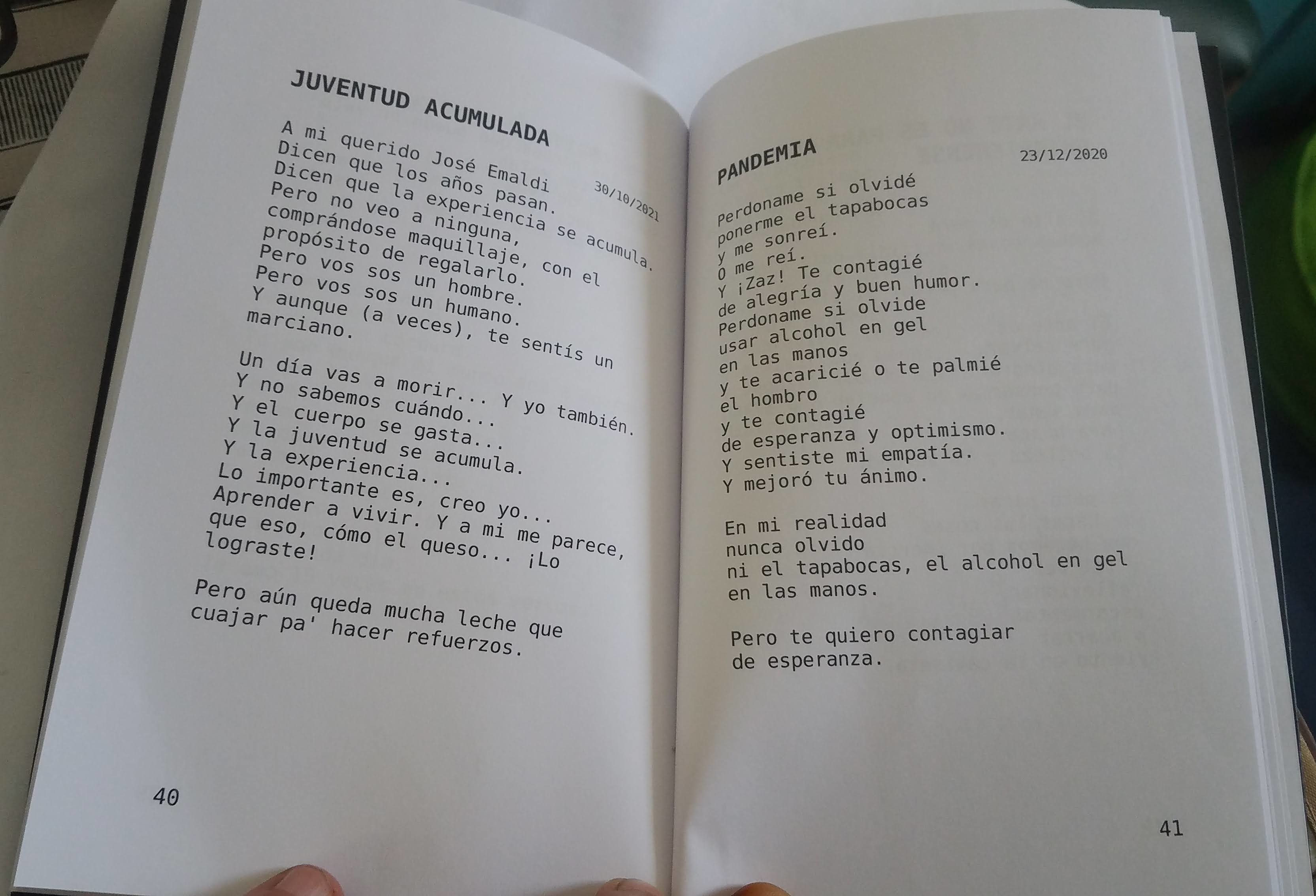 Libro en papel A un toque de La Fortaleza abierto mostrando poemas